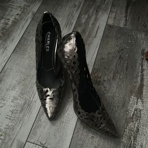 Beautiful leather shoes, stunning color.